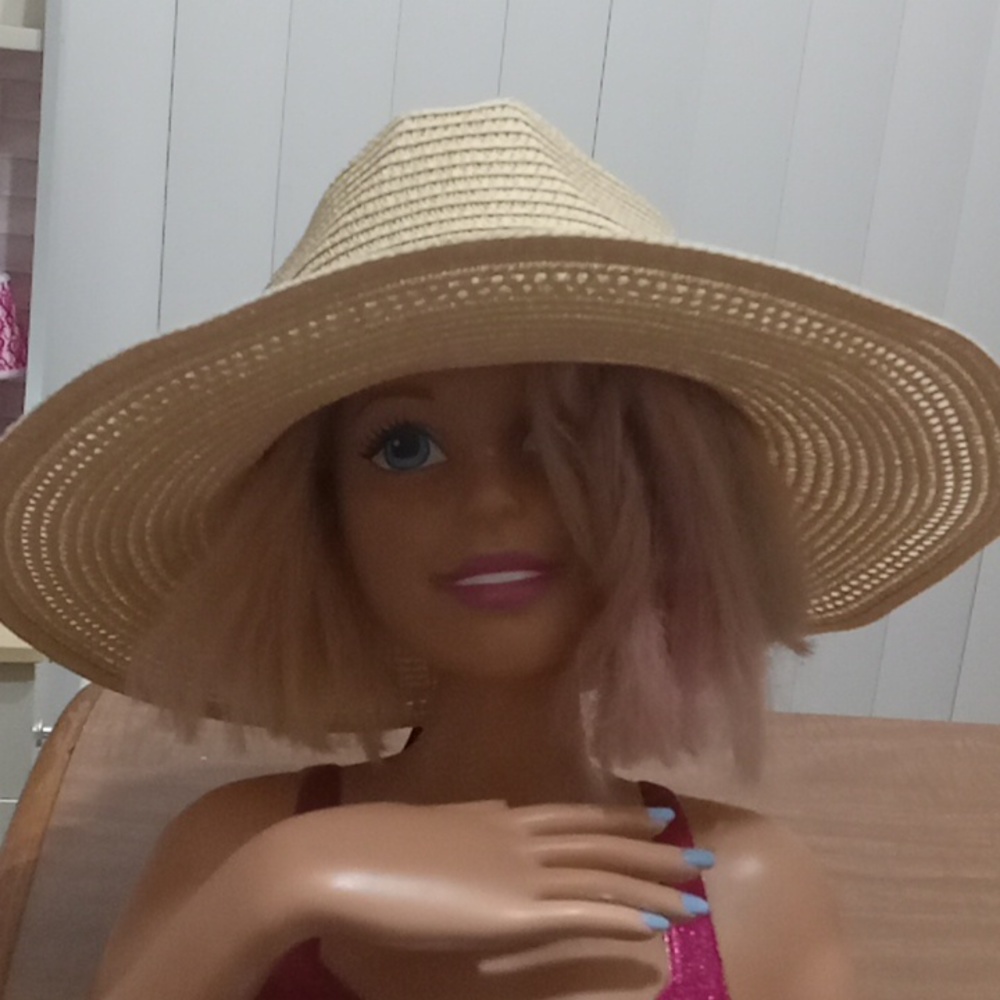 Alexis bendel woman hat
